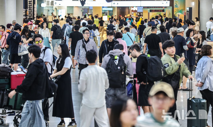 [제주=뉴시스] 우장호 기자 = 추석 연휴를 하루 앞둔 2일 오후 제주국제공항 1층 도착장이 귀성객과 관광객이 몰려 혼잡한 모습을 보이고 있다. 2025.10.02. woo1223@newsis.com