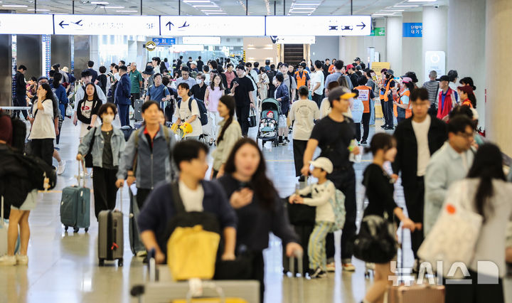 [제주=뉴시스] 우장호 기자 = 추석 연휴를 하루 앞둔 2일 오후 제주국제공항 1층 도착장이 귀성객과 관광객이 몰려 혼잡한 모습을 보이고 있다. 2025.10.02. woo1223@newsis.com