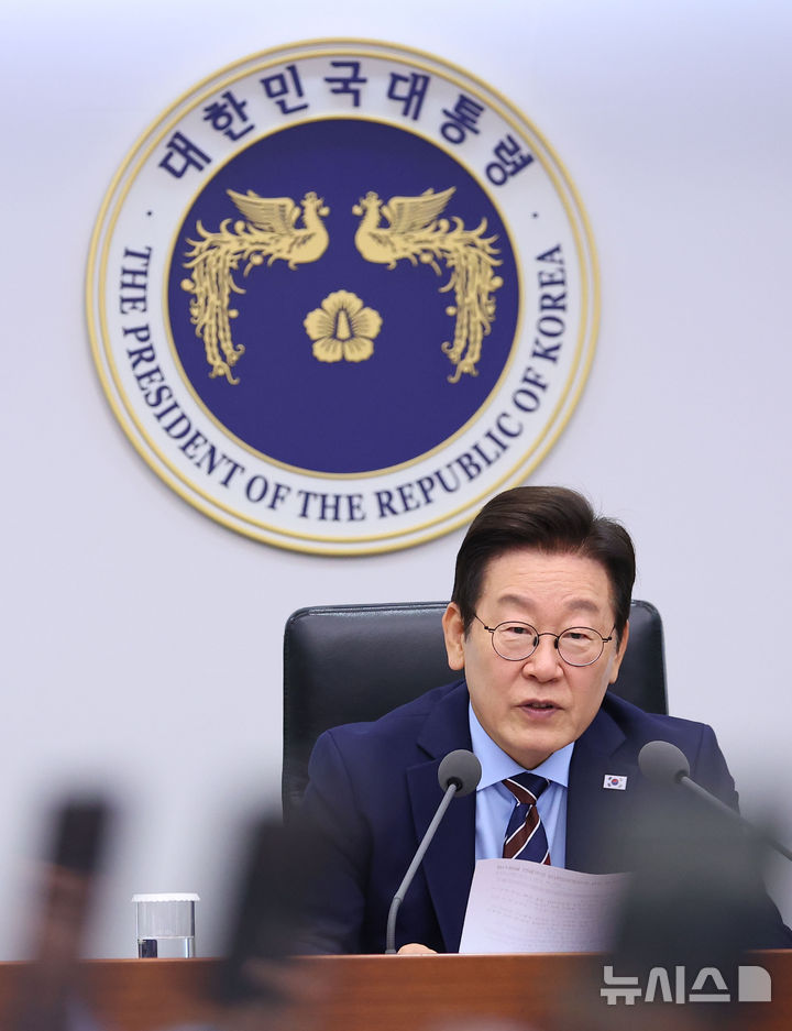 [서울=뉴시스] 최동준 기자 = 이재명 대통령이 2일 서울 용산 대통령실 청사에서 열린 수석보좌관회의에서 발언하고 있다. (대통령실통신사진기자단) 2025.10.02. photocdj@newsis.com