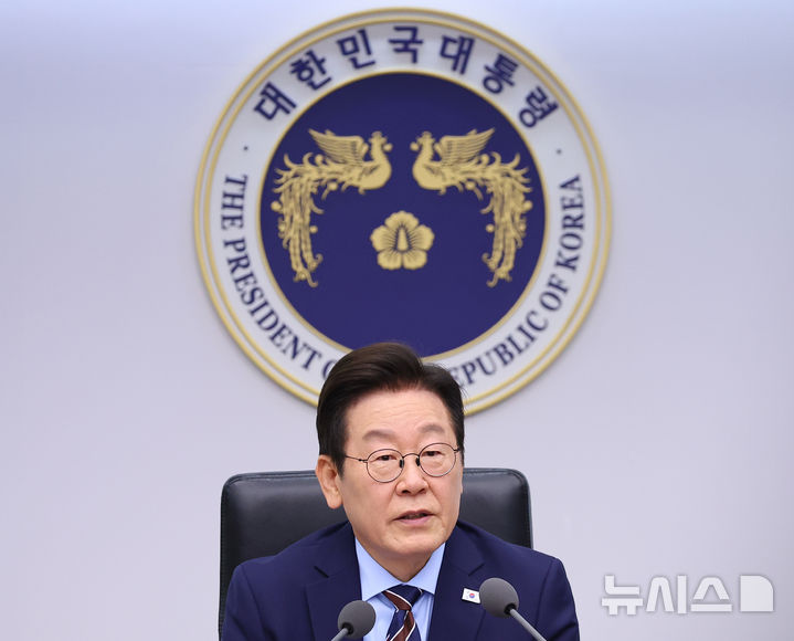 [서울=뉴시스] 최동준 기자 = 이재명 대통령이 2일 서울 용산 대통령실 청사에서 열린 수석보좌관회의에서 발언하고 있다. (대통령실통신사진기자단) 2025.10.02. photocdj@newsis.com
