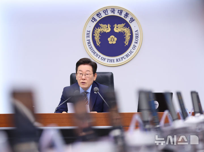 [서울=뉴시스] 최동준 기자 = 이재명 대통령이 2일 서울 용산 대통령실 청사에서 열린 수석보좌관회의에서 발언하고 있다. (대통령실통신사진기자단) 2025.10.02. photocdj@newsis.com