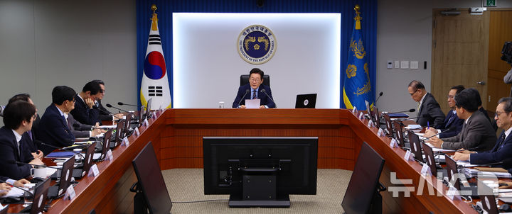[서울=뉴시스] 최동준 기자 = 이재명 대통령이 2일 서울 용산 대통령실 청사에서 열린 수석보좌관회의에서 발언하고 있다. (대통령실통신사진기자단) 2025.10.02. photocdj@newsis.com