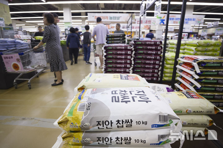 [서울=뉴시스] 김근수 기자 = 사진은 지난해 10월2일 서울 시내의 한 대형마트에 찹쌀이 진열돼 있는 모습. 2025.10.02. ks@newsis.com