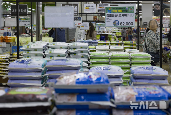 [서울=뉴시스] 김근수 기자 = 2일 서울 시내의 한 대형마트에 쌀이 진열돼 있다.  국가데이터처가 발표한 '9월 소비자물가동향'에 따르면 지난달 소비자물가지수는 117.06(2020=100)로 전년 동월 대비 2.1% 상승했다. 쌀값 상승에 찹쌀 46.1%, 쌀 15.9% 등 물가 상승률이 컸다. 2025.10.02. ks@newsis.com