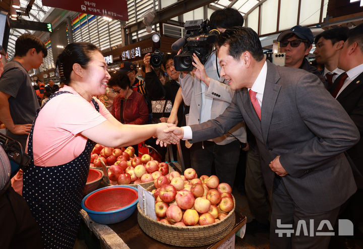 [서울=뉴시스] 고승민 기자 = 장동혁 국민의힘 대표가 2일 서울 경동시장을 찾아 상인들과 인사를 나누고 있다. 2025.10.02. kkssmm99@newsis.com