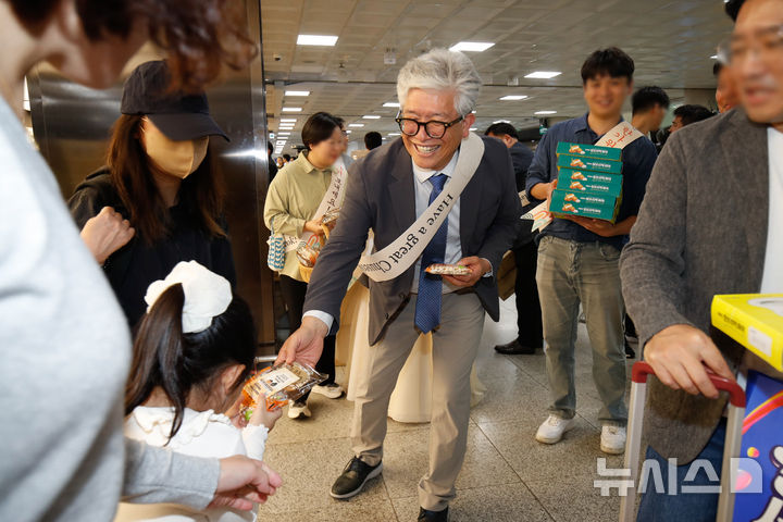 [제주=뉴시스] 우장호 기자 = 김양보 제주도 관광교류국장이 2일 오후 제주국제공항 1층 도착장에서 열린 추석 연휴입도 관광객 환영행사에 참석해 공항 이용객들과 인사를 나누고 있다. 2025.10.02. woo1223@newsis.com