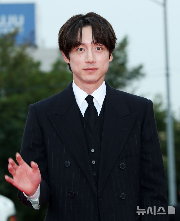 [서울=뉴시스] 김혜진 기자 = 배우 사카구치 켄타로가 2일 오후 서울 영등포구 KBS에서 열린 2025 서울드라마어워즈에서 레드카펫을 밟고 있다. 2025.10.02. jini@newsis.com