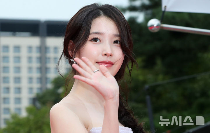 [서울=뉴시스] 김혜진 기자 = 배우 이지은이 2일 오후 서울 영등포구 KBS에서 열린 2025 서울드라마어워즈에서 레드카펫을 밟고 있다. 2025.10.02. jini@newsis.com