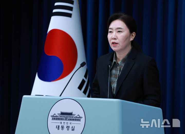 [서울=뉴시스] 고범준 기자 = 강유정 대변인이 2일 서울 용산 대통령실 청사에서 수석 보좌관 회의 결과 및 장차관급 인선 관련 브리핑을 하고 있다. 2025.10.02. bjko@newsis.com