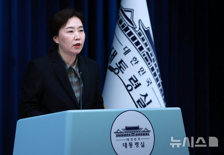 [서울=뉴시스] 고범준 기자 = 강유정 대변인이 2일 서울 용산 대통령실 청사에서 수석 보좌관 회의 결과 및 장차관급 인선 관련 브리핑을 하고 있다. 2025.10.02. bjko@newsis.com