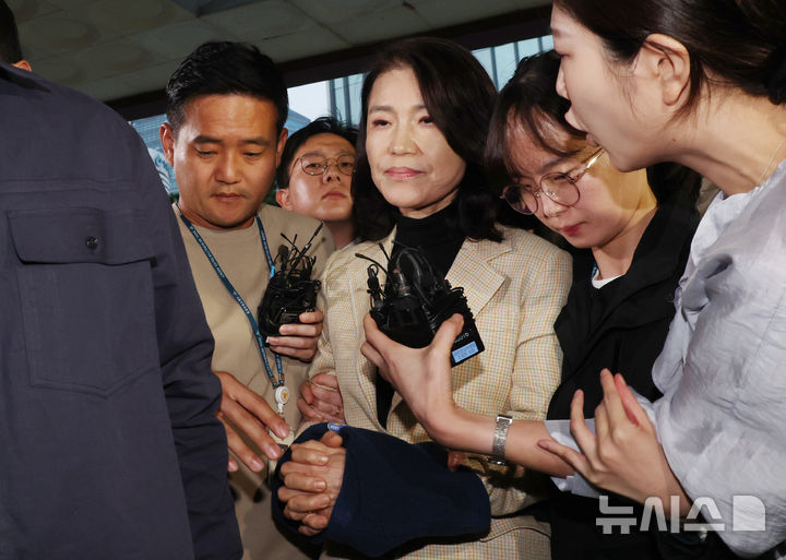 [서울=뉴시스] 홍효식 기자 = 공직선거법·국가공무원법 위반 등 혐의로 체포된 이진숙 전 방송통신위원장이 2일 서울 영등포경찰서로 압송되고 있다. 2025.10.02. yesphoto@newsis.com