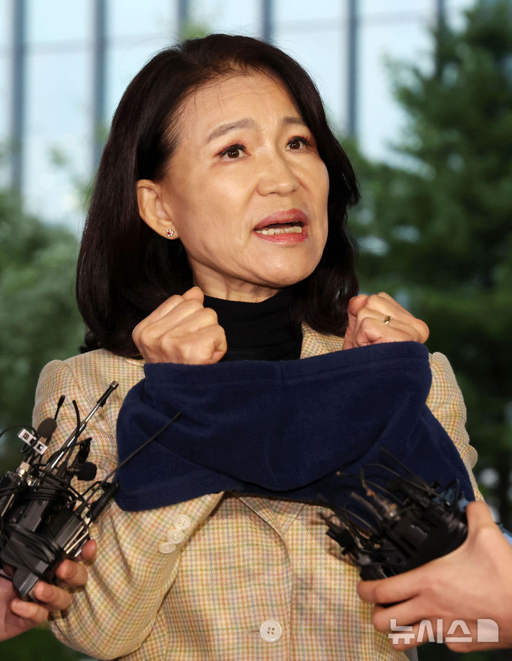 [서울=뉴시스] 홍효식 기자 = 공직선거법·국가공무원법 위반 등 혐의로 체포된 이진숙 전 방송통신위원장이 2일 서울 영등포경찰서로 압송돼 입장을 밝히고 있다. 2025.10.02. yesphoto@newsis.com