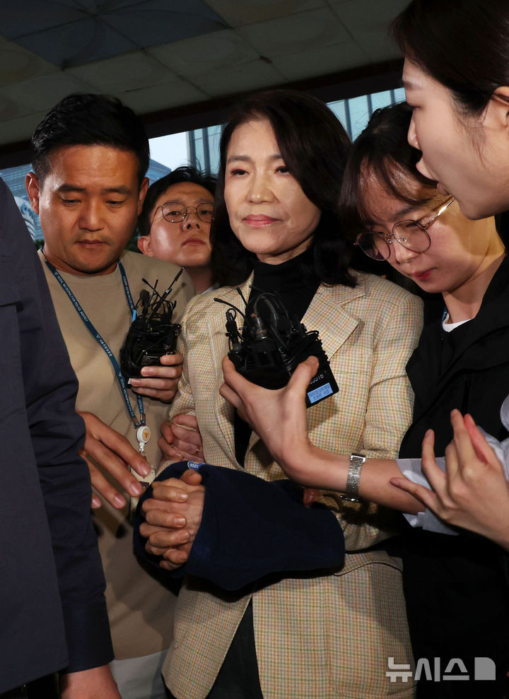 [서울=뉴시스] 홍효식 기자 = 공직선거법·국가공무원법 위반 등 혐의로 체포된 이진숙 전 방송통신위원장이 2일 서울 영등포경찰서로 압송되고 있다. 2025.10.02. yesphoto@newsis.com