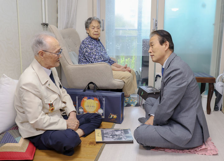 [서울=뉴시스] 조성우 기자 = 권오을 국가보훈부 장관이 2일 대구 달서구의 6.25 참전유공자 임대식 씨 자택을 위문하고 있다. (사진=국가보훈부 제공) 2025.10.02. photo@newsis.com *재판매 및 DB 금지