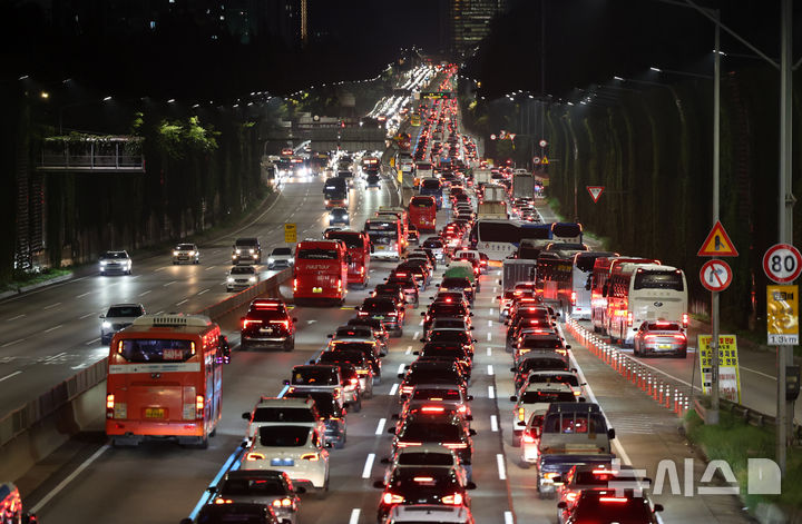 [서울=뉴시스] 배훈식 기자 = 추석 귀성 행렬이 시작된 전날 오후 경부고속도로 잠원IC 하행선에 고향으로 향하는 차량들이 꼬리에 꼬리를 물며 서행하고 있다. 2025.10.02. dahora83@newsis.com