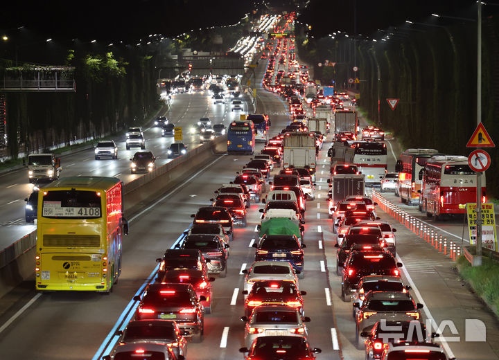 [서울=뉴시스] 배훈식 기자 = 추석 귀성 행렬이 시작된 전날 오후 경부고속도로 잠원IC 하행선에 고향으로 향하는 차량들이 꼬리에 꼬리를 물며 서행하고 있다. 2025.10.02. dahora83@newsis.com