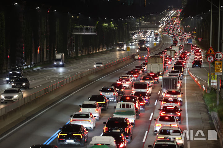 [서울=뉴시스] 배훈식 기자 = 추석 귀성 행렬이 시작된 전날 오후 경부고속도로 잠원IC 하행선에 고향으로 향하는 차량들이 꼬리에 꼬리를 물며 서행하고 있다. 2025.10.02. dahora83@newsis.com