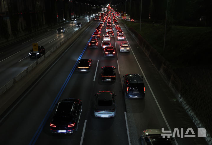 [서울=뉴시스] 배훈식 기자 = 추석 귀성 행렬이 시작된 전날 오후 경부고속도로 잠원IC 하행선에 고향으로 향하는 차량들이 꼬리에 꼬리를 물며 서행하고 있다. 2025.10.02. dahora83@newsis.com
