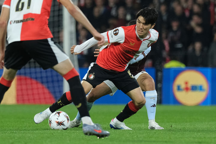 [로테르담=AP/뉴시스] 페예노르트(네덜란드)의 황인범이 2일(현지 시간) 네덜란드 로테르담의 스타디온 페예노르트에서 열린 2025-26 유럽축구연맹(UEFA) 유로파리그(UEL) 리그 페이즈 2차전 애스턴 빌라(영국)와 경기 중 공을 몰고 있다. 부상에서 복귀한 황인범은 전반만 소화했고, 페예노르트는 0-2로 패해 2패를 기록했다. 2025.10.03.