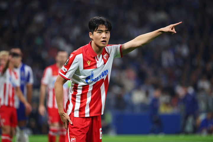 [포르투=AP/뉴시스] 츠르베나 즈베즈다(세르비아)의 설영우(왼쪽)가 2일(현지 시간) 포르투갈 포르투의 에스타디우 두 드라강에서 열린 2025-26 유럽축구연맹(UEFA) 유로파리그(UEL) 리그 페이즈 2차전 포르투(포르투갈)와 경기하고 있다. 설영우는 풀타임을 소화했고 즈베즈다는 1-2로 패해 1무 1패를 기록했다. 2025.10.03.