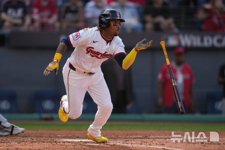 [클리블랜드=AP/뉴시스] 메이저리그 클리블랜드 가디언스의 호세 라미레스가 3일(한국 시간) 미국 오하이오주 클리블랜드 프로그레시브 필드에서 열린 디트로이트 타이거스와의 2025 MLB 아메리칸리그 와일드카드 시리즈 3차전 4회 적시타를 치고 있다. 2025.10.03.