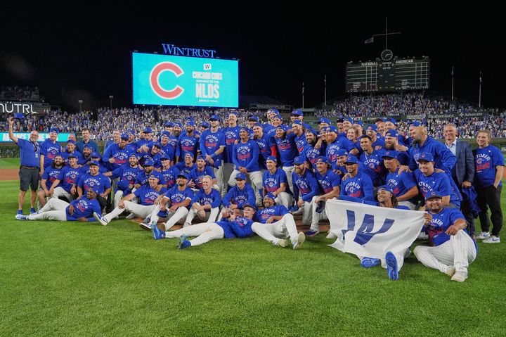 [시카고=AP/뉴시스] 미국 메이저리그 시카고 컵스가 3일(한국 시간) 미국 일리노이주 시카고의 리글리 필드에서 열린 2025 MLB 내셔널리그 와일드카드시리즈(NLWC·3전2선승제) 3차전에서 샌디에이고 파드리스를 상대로 승리를 거둔 뒤 기념사진을 찍고 있다. 2025.10.03.