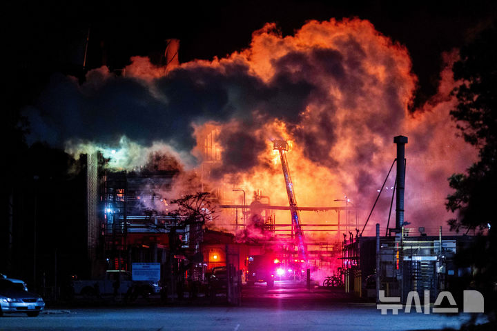 [엘세군도=AP/뉴시스] 미국 캘리포니아주 로스앤젤레스 부근에 있는 엘세군도 소재 셰브런 정유공장에서 2일 밤(현지시간) 대형 화재가 발생했다. 2025.10.03 