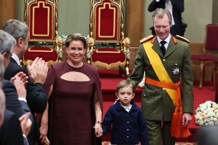 [룩셈부르크=AP/뉴시스] 룩셈부르크 군주 앙리 대공이 3일(현지 시간) 룩셈부르크 의회에서 퇴위 서명한 뒤 마리아 테레사 대공비와 박수 속 퇴장하고 있다. 2025.10.04.