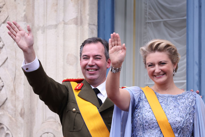 [룩셈부르크=AP/뉴시스] 룩셈부르크 새 군주 기욤 5세 대공이 3일(현지 시간) 공식 즉위한 뒤 스테파니 드 라노이 대공비와 그랜드 두칼 궁전 발코니에 나와 인사하고 있다. 2025.10.04.