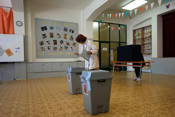 [브르노=AP/뉴시스] 3일(현지 시간) 체코 브르노의 탄 투표소에서 총선 투표가 진행되고 있다. 4일까지 진행되는 이번 선거에서 '체코의 트럼프'로 불리는 포퓰리스트 억만장자 안드레이 바비스(71) 전 총리의 재집권이 예상된다. 2025.10.04.