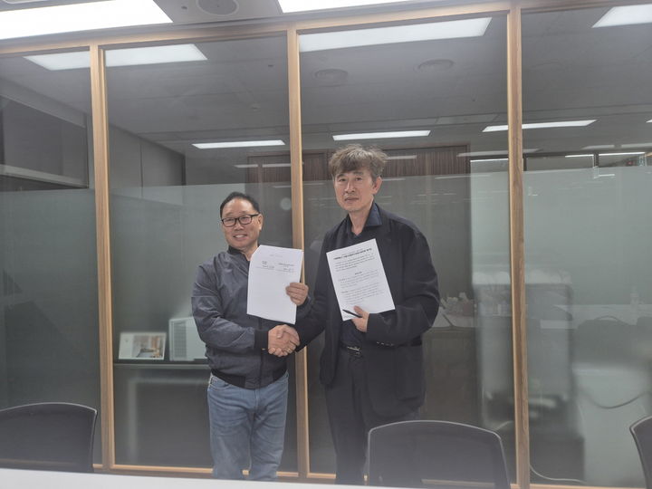 [서울=뉴시스] 합의문 체결 사진(좌 김용승 서울시마을버스운송사업조합 이사장, 우 김태명 서울시 교통기획관). 2025.10.03. (사진=서울시 제공) *재판매 및 DB 금지