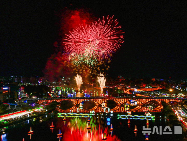 [진주=뉴시스]진주남강유등축제 불꽃놀이.(사진=뉴시스 DB).photo@newsis.com *재판매 및 DB 금지