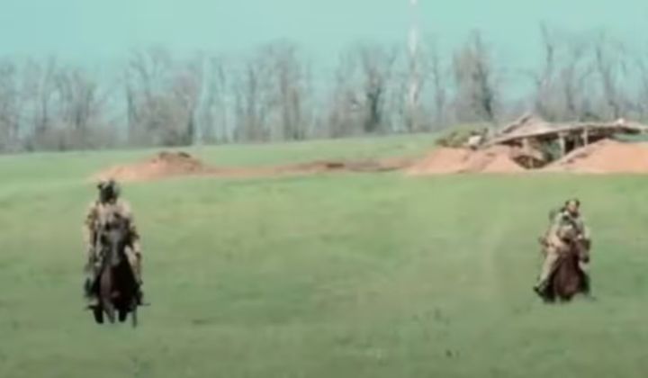 [서울=뉴시스] 러시아가 우크라이나 동부의 도네츠크에서 기마 부대를 훈련시키고 있는 모습이 러시아의 텔레그램 영상 등을 통해 알려졌다.(출처: 데일리 익스프레스) 2025.10.03. *재판매 및 DB 금지