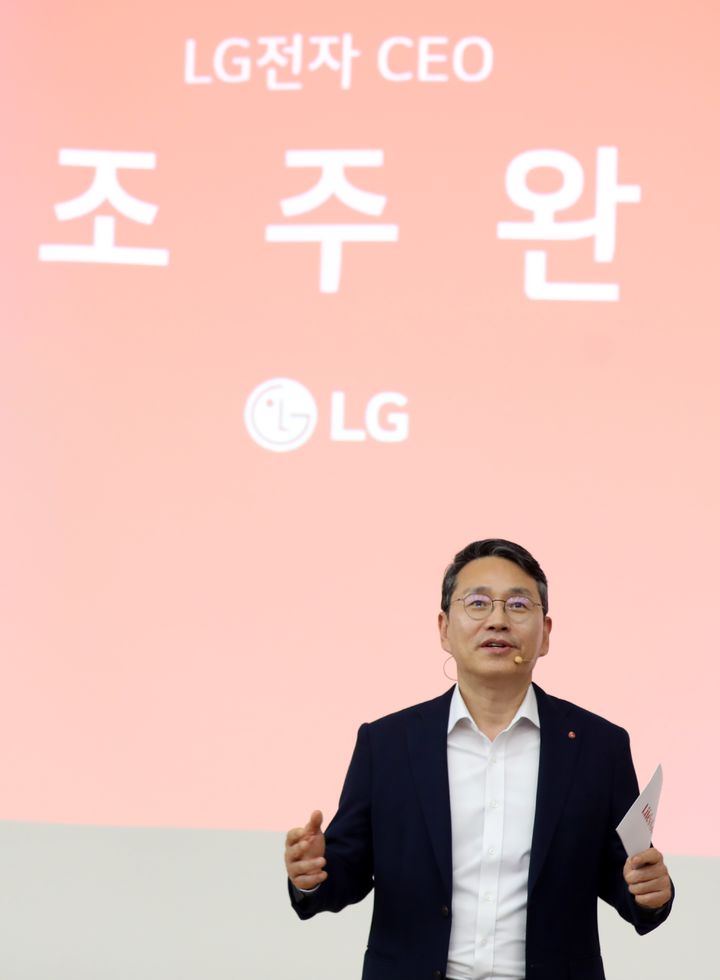 [서울=뉴시스]LG전자 조주완 CEO가 2일 부산대학교 기계관에서 재학생 300명에게 CEO 특강을 진행하고 있다. (사진=LG전자 제공) 2025.10.03. photo@newsis.com *재판매 및 DB 금지