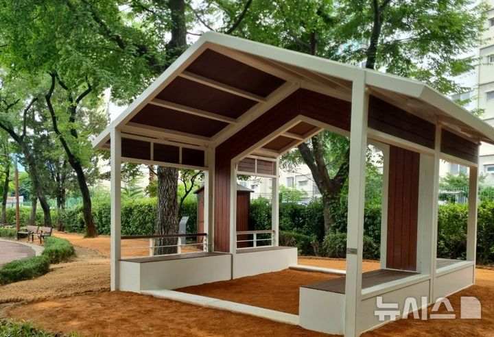 [안양=뉴시스] 갈뫼어린이공원 맨발 산책길에 조성된 황토 체험장 전경. (사진=안양시 제공) 2025.10.03.photo@newsis.com 