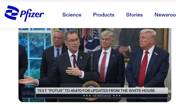 [서울=뉴시스] 알버트 불라 화이자 최고경영자(CEO)가 지난달 30일 백악관에서 약값 인하와 미국 투자 대신 관세를 3년간 유예하는 합의를 발표하고 있다.(출처: 화이자 홈페이지) 2025.10.03. ﻿ *재판매 및 DB 금지