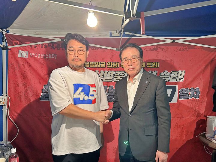 2일 김형선 금융노조 위원장(왼쪽)과 조용병 금사협 회장이 산별중앙교섭 잠정 합의 후 악수하고 있다. (사진=금융노조 제공) *재판매 및 DB 금지