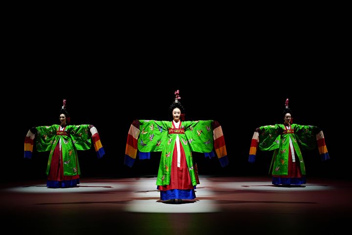 [수원=뉴시스] 경기도무용단 공연. (사진=경기문화재단 제공) 2025.10.03. photo@newsis.com *재판매 및 DB 금지