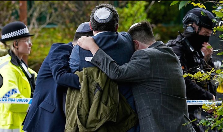 [맨체스터=AP/뉴시스] 2일 영국 맨체스터 북부 유대교 회당 앞에서 차량을 행인들에게 돌진하고 칼을 휘둘러 2명이 사망한 사건 현장에서 유대인들이 서로를 얼싸안고 슬퍼하고 있다. 2025.10.03. *재판매 및 DB 금지