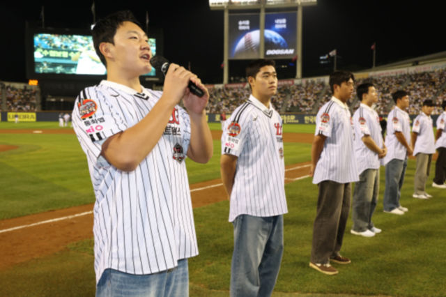 [서울=뉴시스] 프로야구 LG 트윈스의 2026시즌 신인 선수들이 1일 서울 잠실구장에서 열린 2025 신한 쏠뱅크 KBO리그 NC 다이노스와의 경기에 앞서 팬들에게 인사말을 전하고 있다. (사진=LG 트윈스 제공) 2025.10.01. *재판매 및 DB 금지