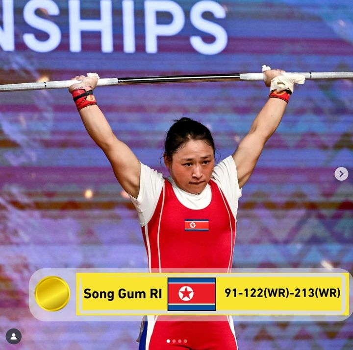[서울=뉴시스]북한 역도 리성금, 세계선수권 2년 연속 우승. (사진=국제역도연맹 소셜미디어 캡처) 2025.10.03. photo@newsis.com *재판매 및 DB 금지