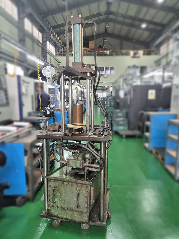 [부산=뉴시스] 3일 오전 8시54분께 부산 사상구의 한 제조공장에서 근로자 A(50대)씨가 유압 기계를 옮기던 중 기계가 넘어지면서 A씨의 얼굴을 덮쳤다. (사진=부산 사상경찰서 제공) 2025.10.03. photo@newsis.com *재판매 및 DB 금지