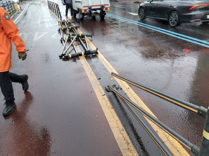 [제주=뉴시스] 3일 오전 제주시 이도이동의 한 도로에서 중앙분리대가 쓰러져 소방이 안전조치에 나서고 있다. (사진=제주도소방안전본부 제공) 2025.10.03. photo@newsis.com *재판매 및 DB 금지