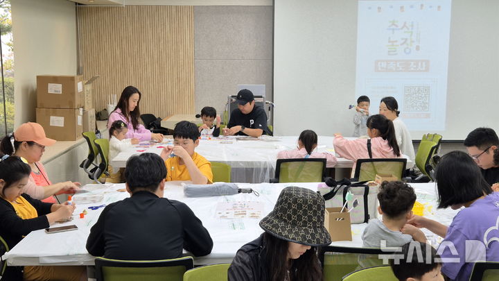 [청주=뉴시스] 연현철 기자 = 추석 연휴 첫날이자 개천절인 3일 충북 청주시 상당구 국립청주박물관에서 가족단위 방문객들이 키트를 활용한 투호와 전통집 풍경 만들기 체험을 하고 있다. 2025.10.03. yeon0829@newsis.com