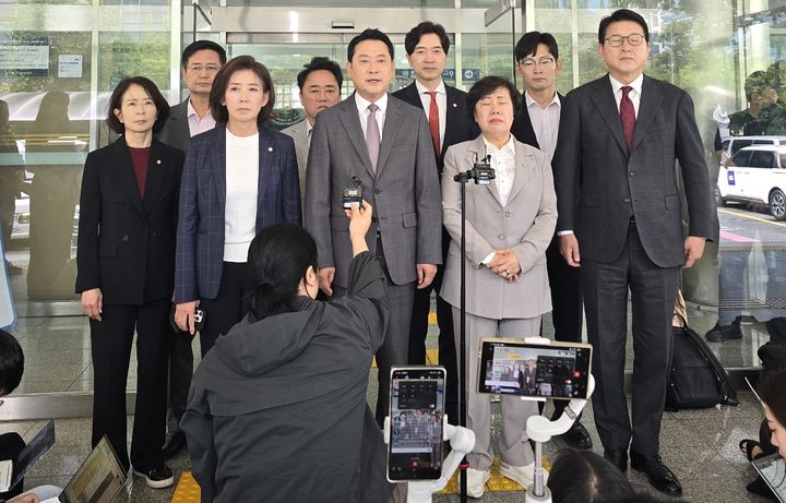 [서울=뉴시스] 조성봉 기자 = 장동혁 국민의힘 대표와 의원들이 3일 서울 영등포구 영등포경찰서에서 이진숙 전 방통위원장 체포에 대한 항의방문을 마친 뒤 입장 발표를 하고 있다. (사진=독자제공) 2025.10.03. photo@newsis.com *재판매 및 DB 금지