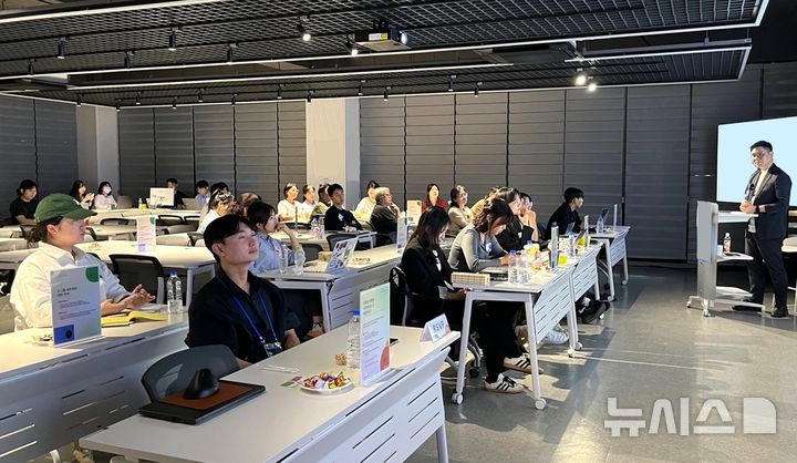 [포항=뉴시스] 한동대학교 환동해지역혁신원이 지난달 30일 파랑뜰에서 '인공지능(AI)과 문화·예술'이란 주제로 시민 특강을 했다. (사진=한동대 제공) 2025.10.03. photo@newsis.com