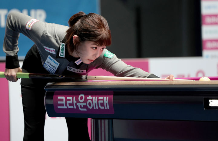 [서울=뉴시스] 2일 경기 고양시 고양 킨텍스 PBA 스타디움에서 열린 2025~2026시즌 5차투어 '크라운해태 PBA-LPBA 챔피언십 한가위' 16강 경기를 치르는 김가영. (사진=LPBA 제공) 2025.10.02 *재판매 및 DB 금지