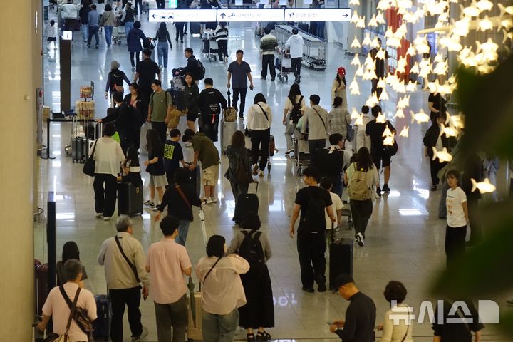 [제주=뉴시스] 양영전 기자 = 추석 연휴 첫날인 3일 오후 제주국제공항 1층 도착장이 입도객들로 붐비고 있다. 2025.10.03. 0jeoni@newsis.com 
