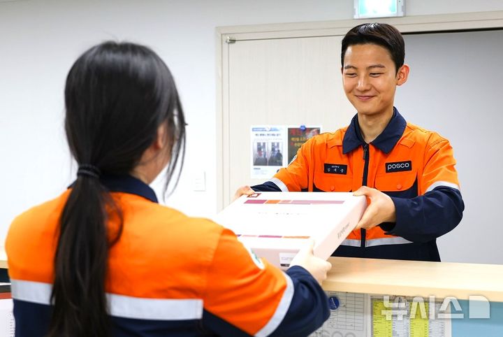 [포항=뉴시스] 포스코 직원이 선물 반송 센터에 추석 명절 선물을 반납하고 있다. (사진=포스코 제공) 2025.10.03. photo@newsis.com