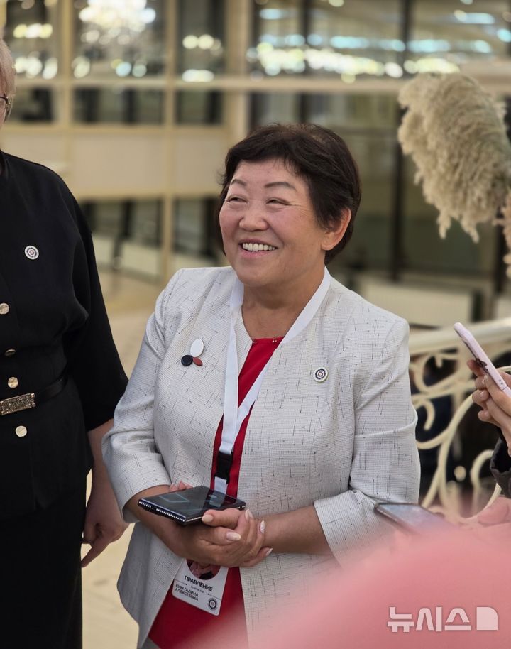 [알마티(카자흐스탄)=뉴시스] 고려인 2세 김 갈리나 알레크세예브나(68)가 12일 오후 카자흐스탄 알마티에서 열린 고려인협회 창립 35주년 기념 행사에 참석해 한국 취재진과 만나 대화하면서 환하게 웃고 있다. 그는 카자흐스탄 코나예프에 세운 학교에서 13년째 초급 한국어를 가르치고 있다. (사진=주식회사 JRB 제공) 2025.09.12. photo@newsis.com